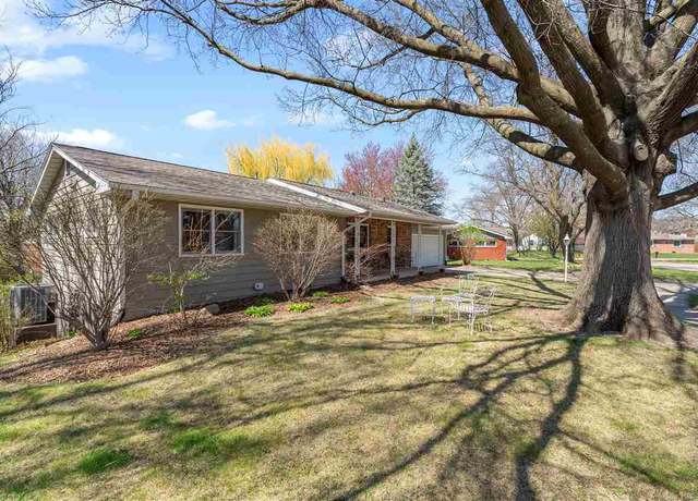 Property at 1 Crestwood Cir, Iowa City, IA 52245, 4 beds, 3 baths