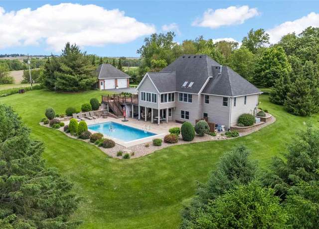 Property at 1355 Red Star Rd, Tipton, IA 52772, 3 beds, 2.5 baths