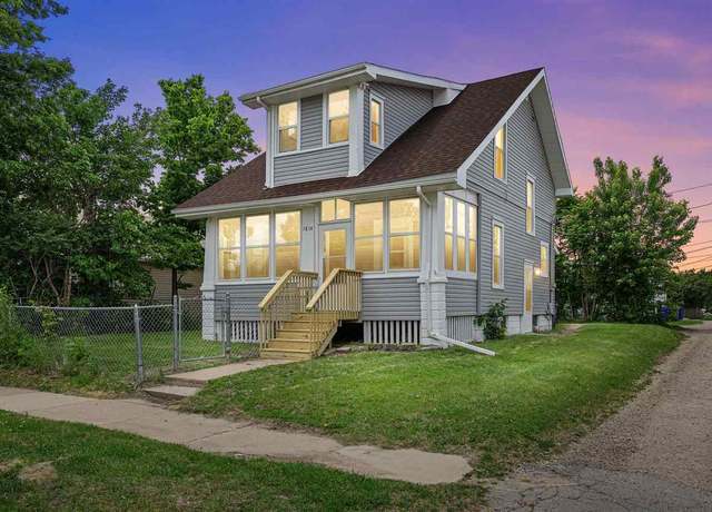 Property at 1814 9th St, Cedar Rapids, IA 52404, 4 beds, 2 baths