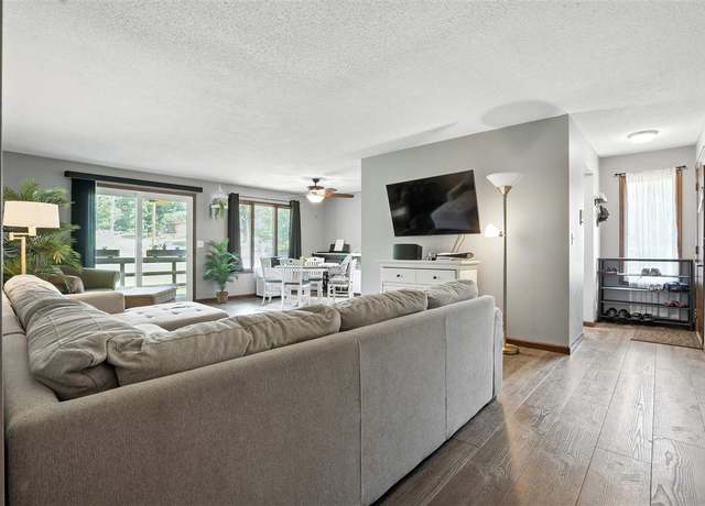 Property at 1704 Pikes Peak Ct Ct NE Unit B, Cedar Rapids, IA 52402, 2 beds, 2 baths