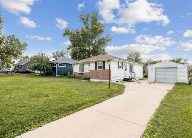 Property at 1430 8th St, Marion, IA 52302, 3 beds, 1 bath