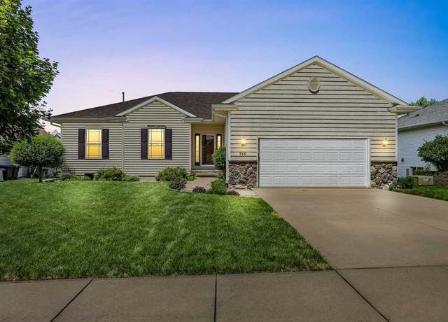 Property at 960 Hampshire Dr, Marion, IA 52302, 4 beds, 3 baths