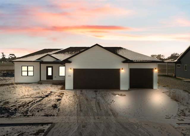 Property at 313 Augusta National Blvd, Washington, IA 52353, 3 beds, 2 baths