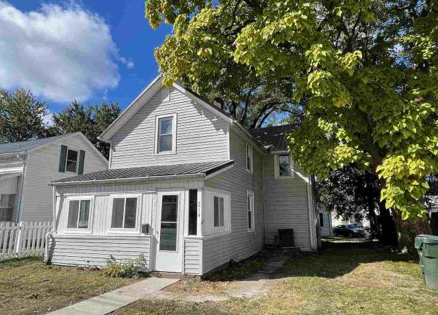 Property at 214 Park Ave, Muscatine, IA 52761, 3 beds, 1 bath