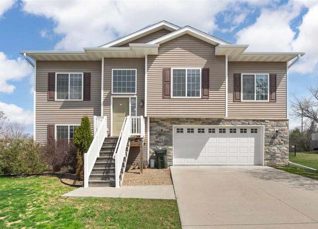 Property at 1041 Manitou Trl, Iowa City, IA 52245, 4 beds, 3 baths