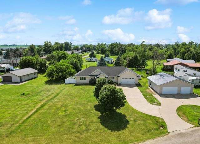 Property at 405 Linn Dr, Palo, IA 52324, 4 beds, 3 baths
