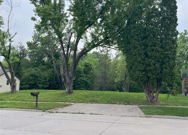 Property at 1445 Valley View Dr, Coralville, IA 52241