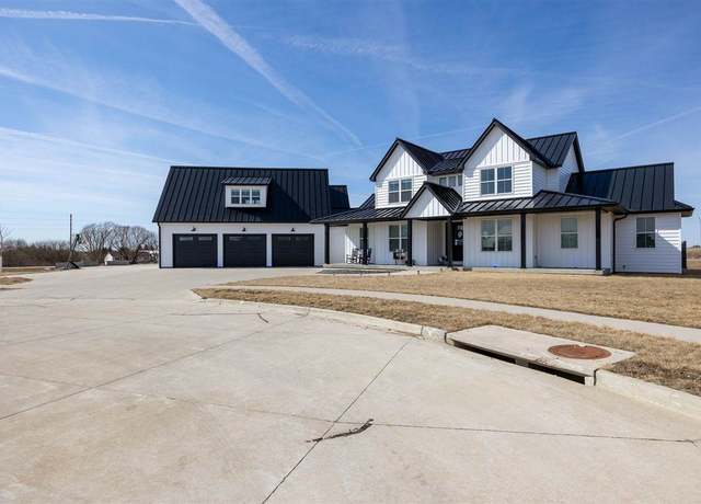 Property at 1114 Towne Centre Ct, Urbana, IA 52345, 4 beds, 4 baths