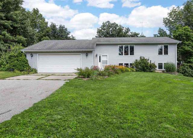 Property at 1858 Curtis Bridge Rd Rd NE, North Liberty, IA 52317, 4 beds, 3 baths