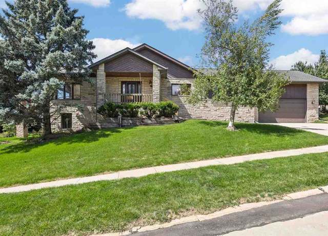 Property at 2925 Adirondack Dr Dr NE, Cedar Rapids, IA 52402, 3 beds, 3 baths