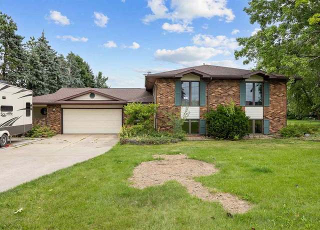 Property at 3603 Meadowknolls Rd, Marion, IA 52302, 3 beds, 2.5 baths