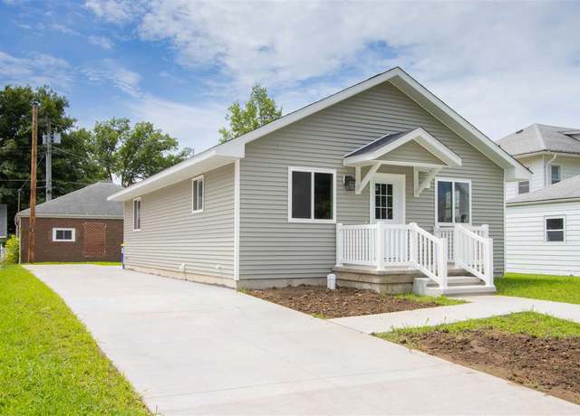 Property at 211 E 2nd St, Washington, IA 52353, 3 beds, 2 baths