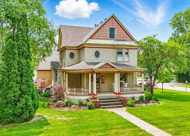 Property at 700 E Monroe St, Mt Pleasant, IA 52641, 4 beds, 3 baths