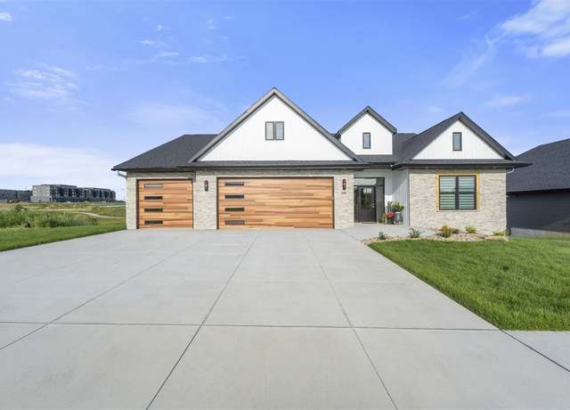 Property at 640 Rock Ridge Rd, Tiffin, IA 52340, 5 beds, 4.5 baths