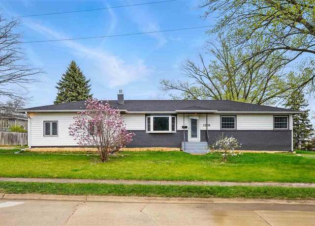 Property at 1208 Wylde Green Rd, Iowa City, IA 52246, 4 beds, 3 baths