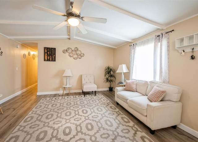 Property at 45 Golfview Ct, North Liberty, IA 52317, 3 beds, 2 baths