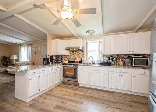 Property at 45 Golfview Ct, North Liberty, IA 52317, 3 beds, 2 baths