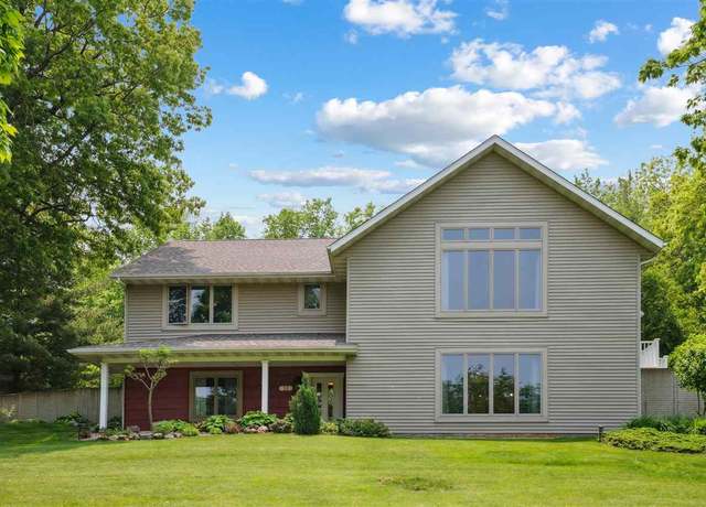 Property at 11 Hearst Dr, Tipton, IA 52772, 4 beds, 3 baths