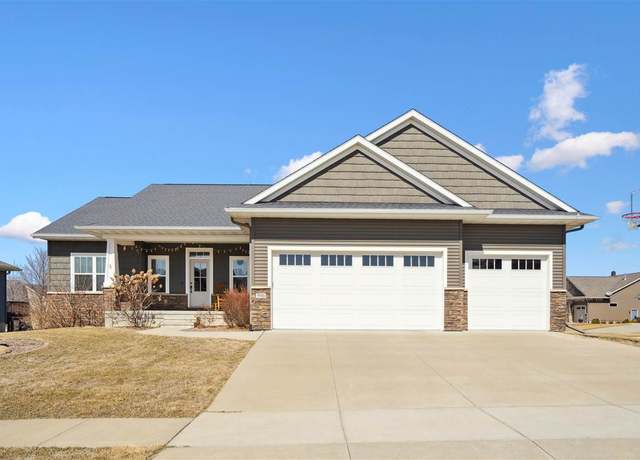 Property at 590 Oak Park Cir, Marion, IA 52302, 6 beds, 3 baths