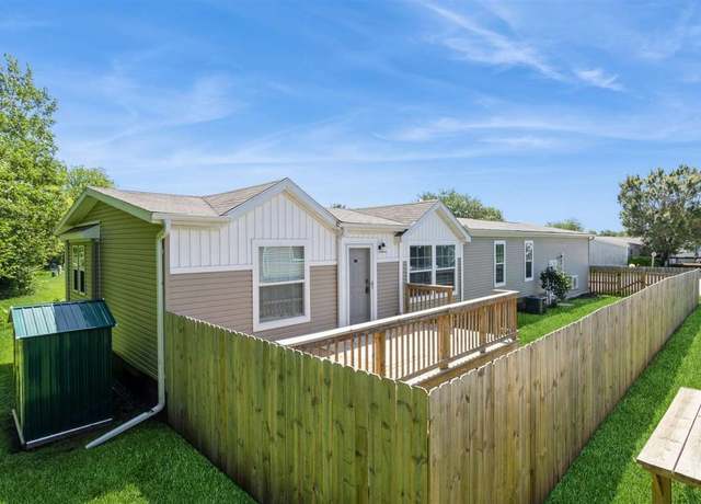 Property at 322 Mosswood Ln, Iowa City, IA 52246, 3 beds, 2 baths