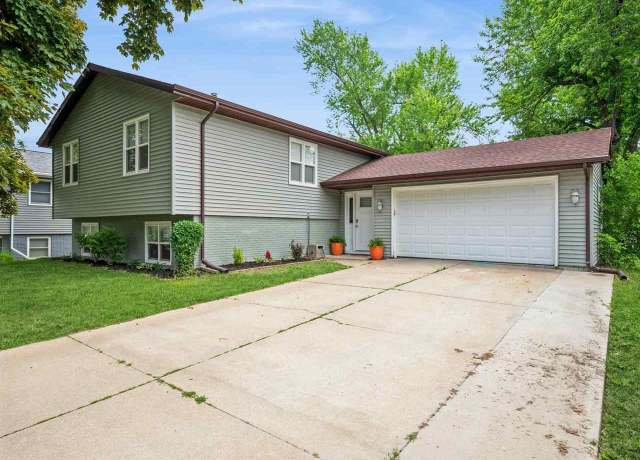 Property at 6032 NE Oakwood Ave, Cedar Rapids, IA 52402, 4 beds, 2.5 baths
