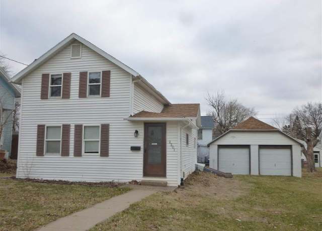 Property at 2207 Lucas St, Muscatine, IA 52761, 3 beds, 1 bath