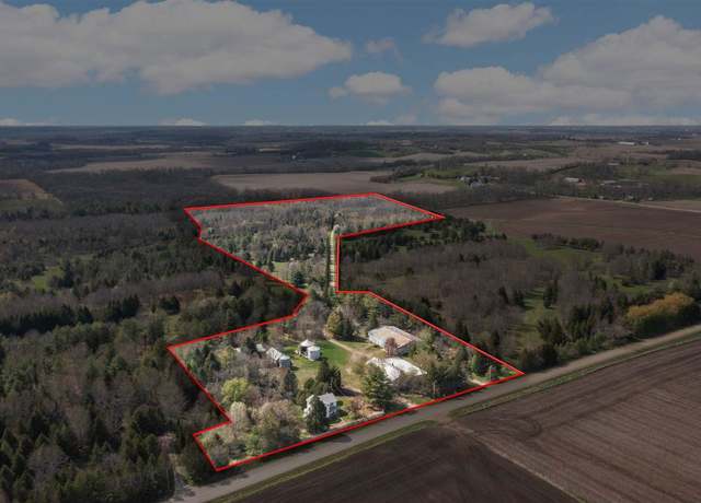 Property at 1000/1006 Irish Ln, Mt Vernon, IA 52314, 5 beds, 3.5 baths