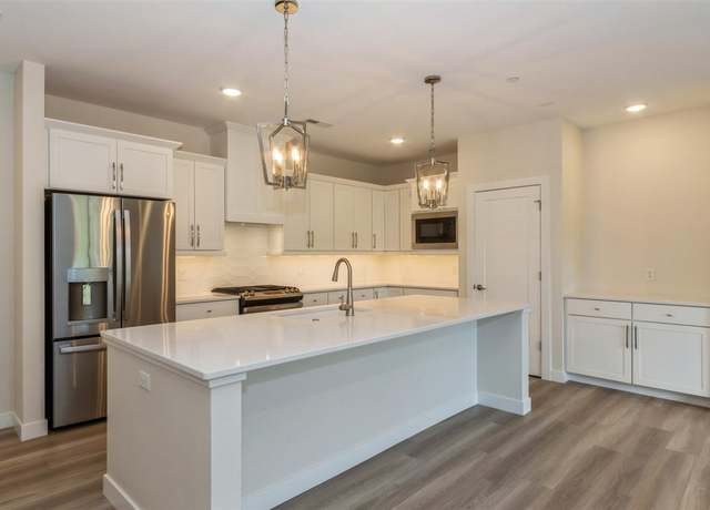 Property at 1953 1st Ave #205 Ave #205, Cedar Rapids, IA 52403, 2 beds, 2 baths