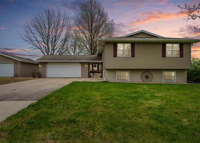 Property at 3167 NE Ravenwood Dr, Solon, IA 52333, 4 beds, 2.5 baths