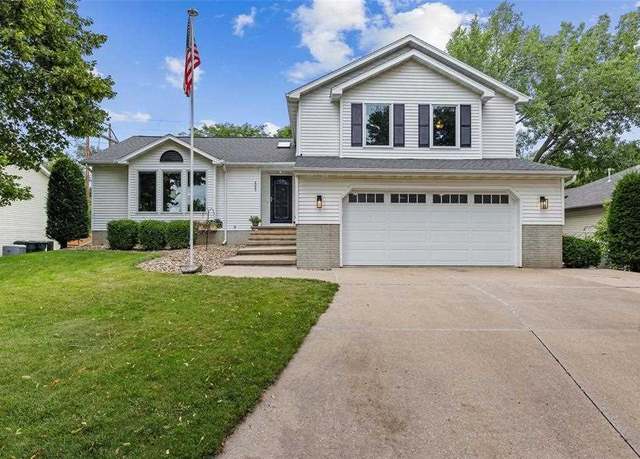 Property at 4000 Richland Dr Dr NW, Cedar Rapids, IA 52405, 4 beds, 3.5 baths