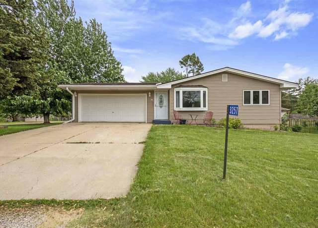 Property at 3257 NE Windward St, Solon, IA 52333, 3 beds, 2 baths