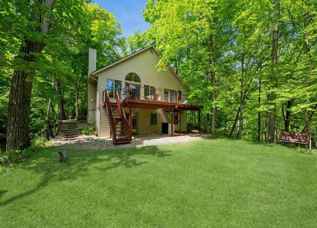 Property at 2617 NE Rainier Ct, Cedar Rapids, IA 52402, 6 beds, 3 baths