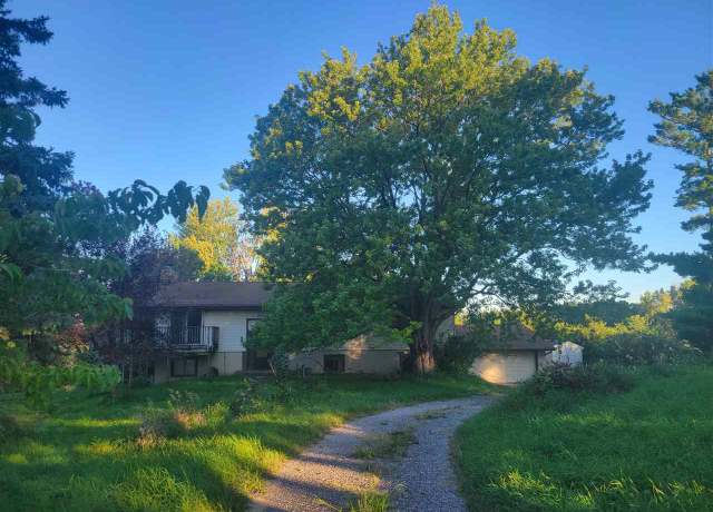Property at 2550 N Liberty Rd Rd NE, North Liberty, IA 52317, 5 beds, 3 baths