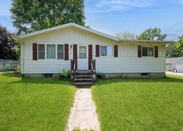Property at 304 S 3rd St, Coggon, IA 52218, 3 beds, 2.5 baths