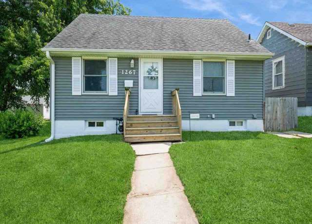 Property at 1267 SW 18th Ave, Cedar Rapids, IA 52404, 3 beds, 2 baths