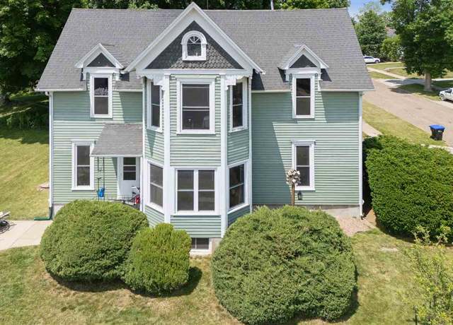 Property at 1802 9th Ave, Belle Plaine, IA 52208, 4 beds, 2 baths
