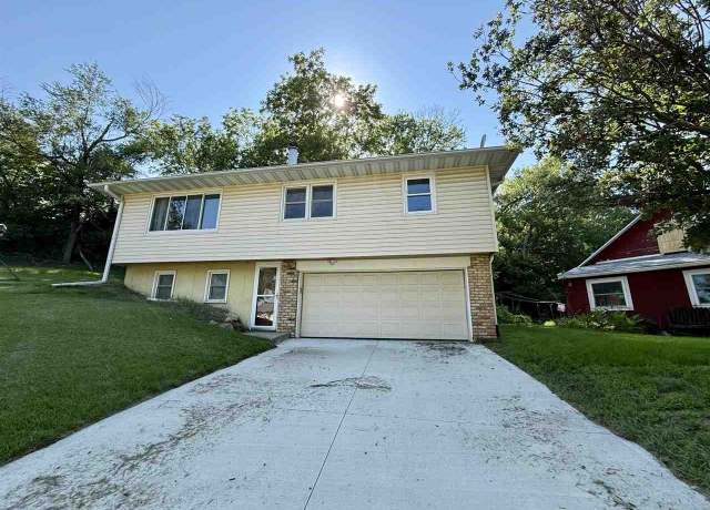 Property at 3104 Woodland Dr Dr SW, Cedar Rapids, IA 52404, 3 beds, 2 baths