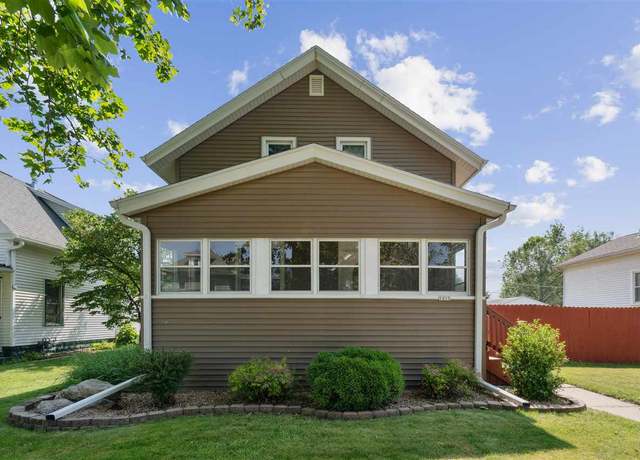 Property at 1213 11th St St NW, Cedar Rapids, IA 52405, 3 beds, 1 bath
