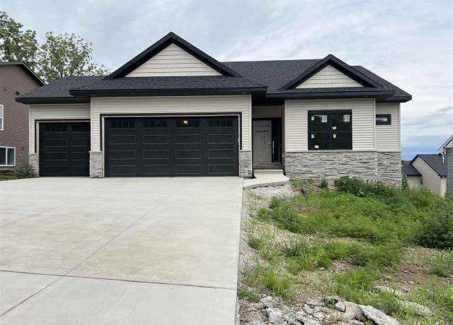 Property at 1421 Legend Dr, Tiffin, IA 52340, 5 beds, 3 baths