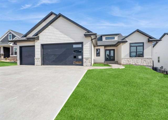 Property at 2921 Diamondback Rd, Hiawatha, IA 52233, 5 beds, 3 baths