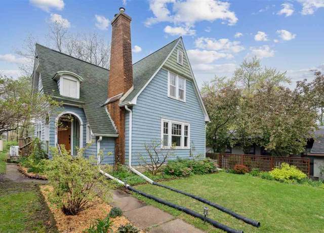 Property at 1813 B St, Iowa City, IA 52245, 3 beds, 2.5 baths