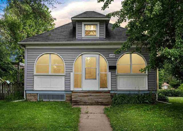 Property at 1928 H St, Iowa City, IA 52240, 2 beds, 1.5 baths