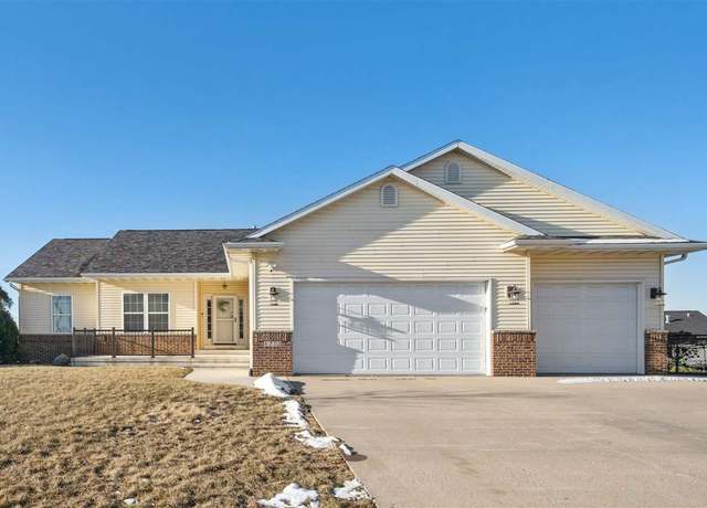 Property at 6212 Hoover Trl Rd Rd SW, Cedar Rapids, IA 52404, 5 beds, 3 baths