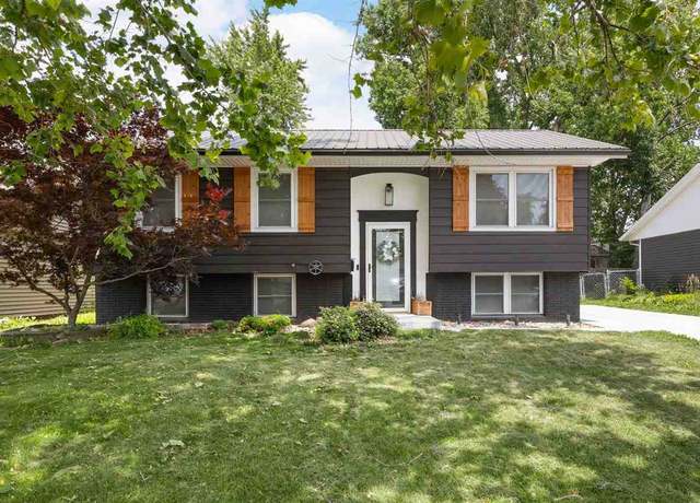 Property at 6234 Eastview Ave Ave SW, Cedar Rapids, IA 52404, 4 beds, 2 baths