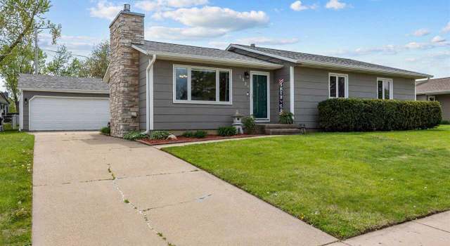 Photo of 1325 Cress Pkwy, Hiawatha, IA 52233