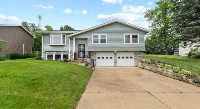 Photo of 405 Hampton Dr, Williamsburg, IA 52361