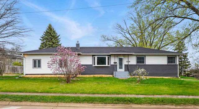 Photo of 1208 Wylde Green Rd, Iowa City, IA 52246