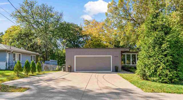 Photo of 904 Oakcrest St, Iowa City, IA 52246