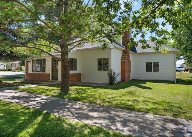 Property at 716 8th Ave, Belle Fourche, SD 57717, 3 beds, 2 baths