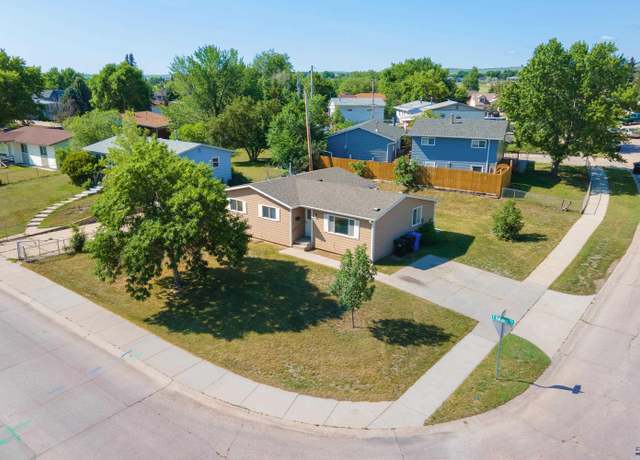 Property at 923 E Oakland St, Rapid City, SD 57701, 4 beds, 1.5 baths